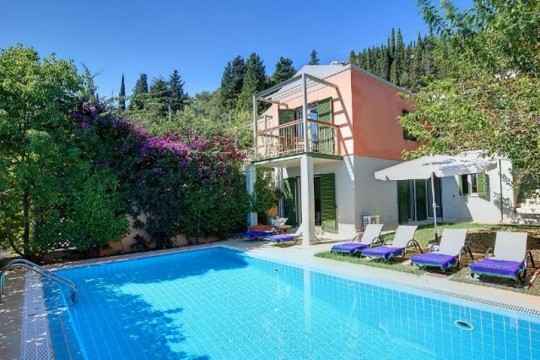 Villa Erato- Ferienhaus mit Pool in Strandnähe